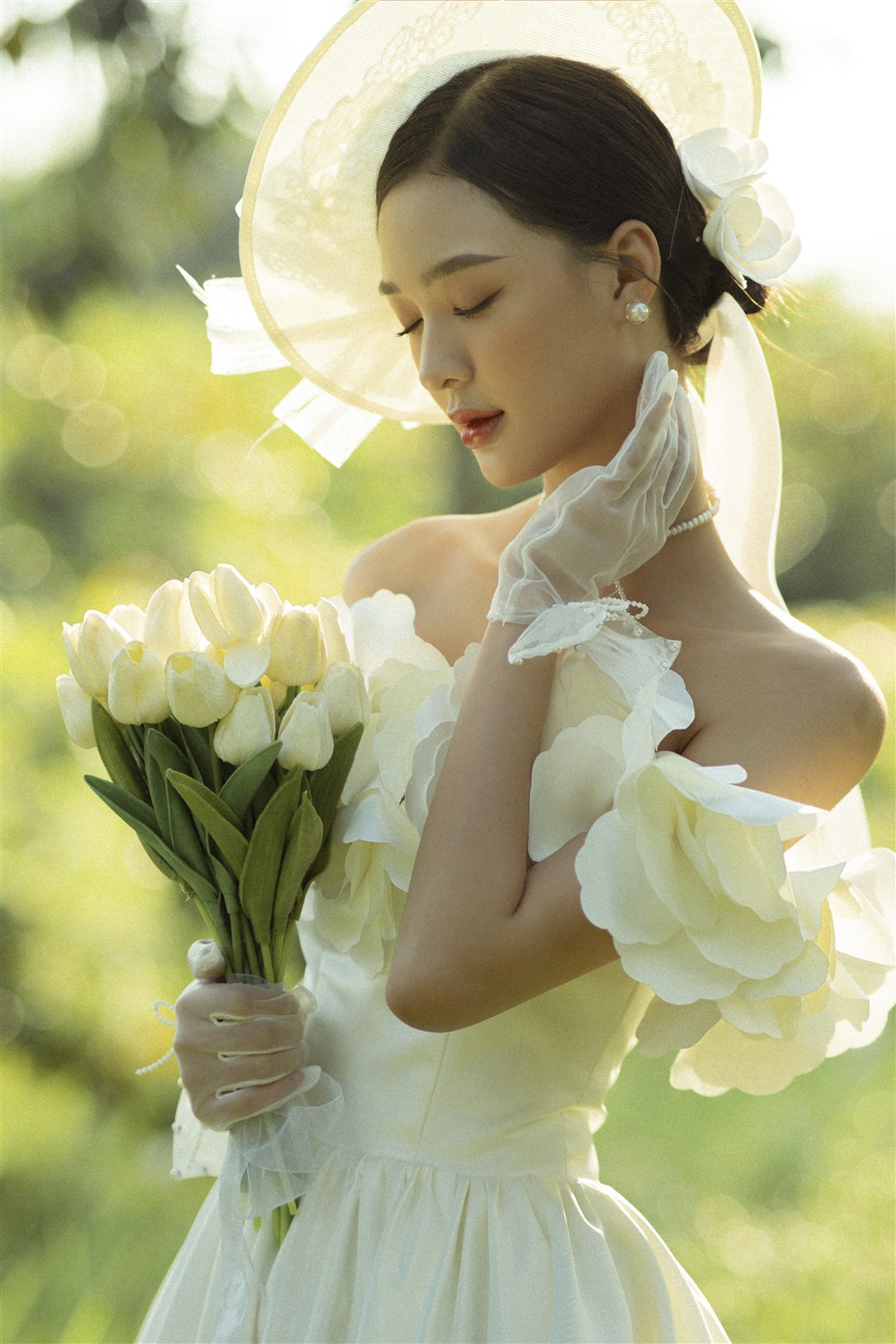 WHITE TULIP 5
