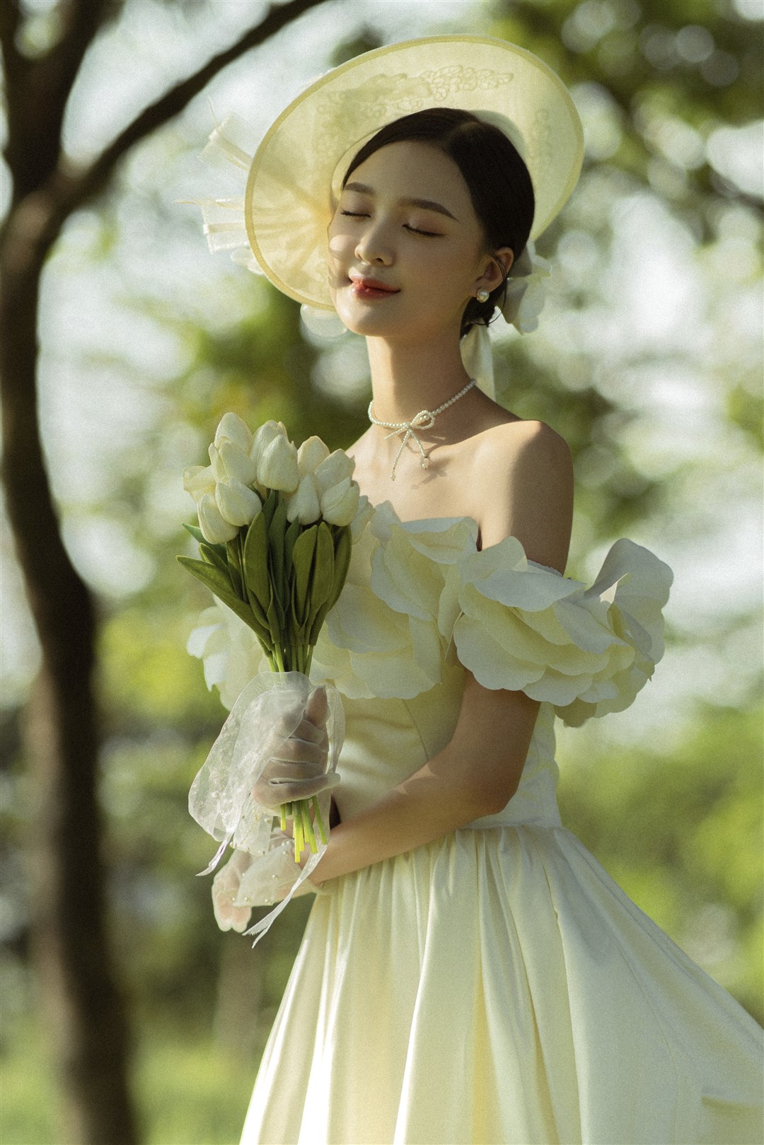 WHITE TULIP 8