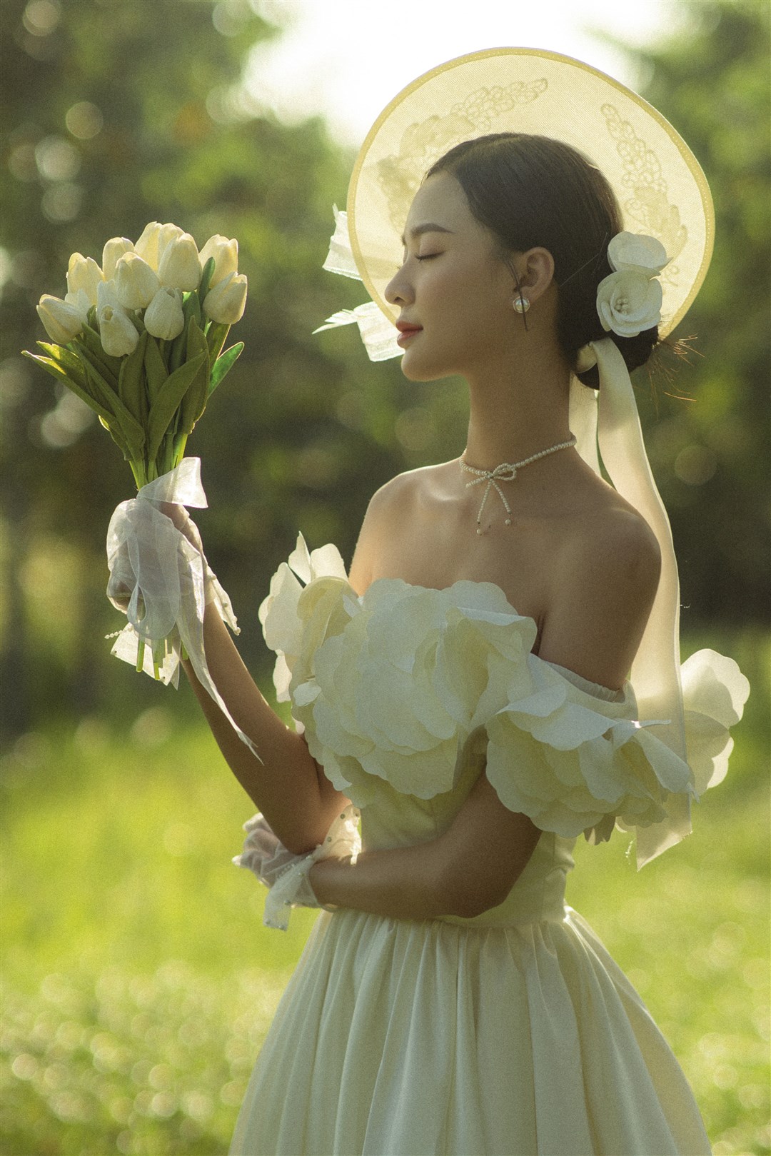 WHITE TULIP 2
